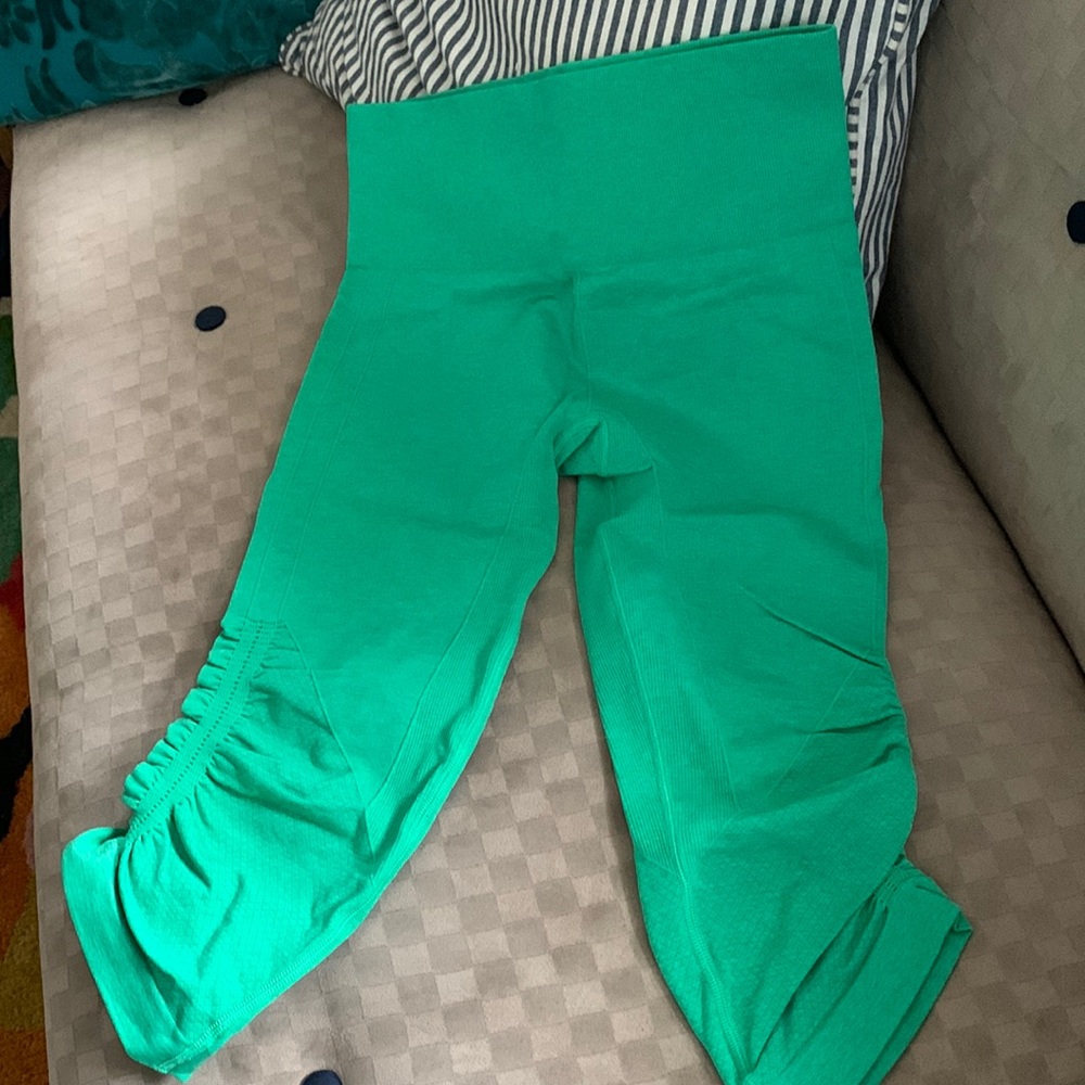 Like new! Lululemon ebb and flow crop pant, green color seamless, size 6